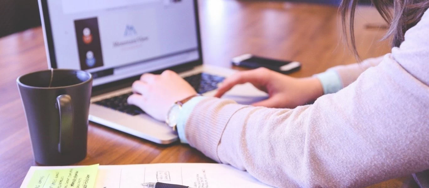 Οι 10 ρυθμίσεις για το ωράριο και τις συμβάσεις στο νέο νομοσχέδιο για την τηλεργασία